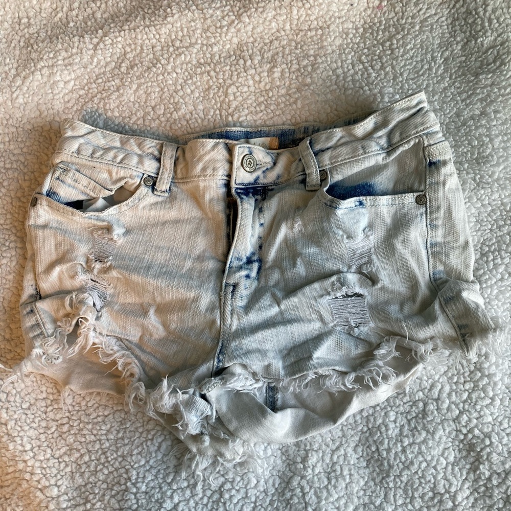 Altard State light wash stretchy jean shorts size 6